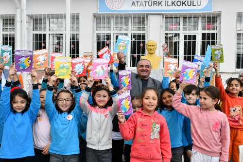 Başkan Şahin, İlkokulları Ziyaret Ederek Kitap Dağıttı.