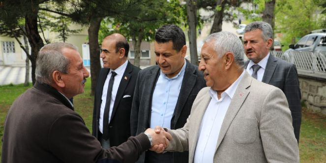 Başkan Mehmet Zeybek Zafer Mahallesi'nde sıkıntıları dinledi