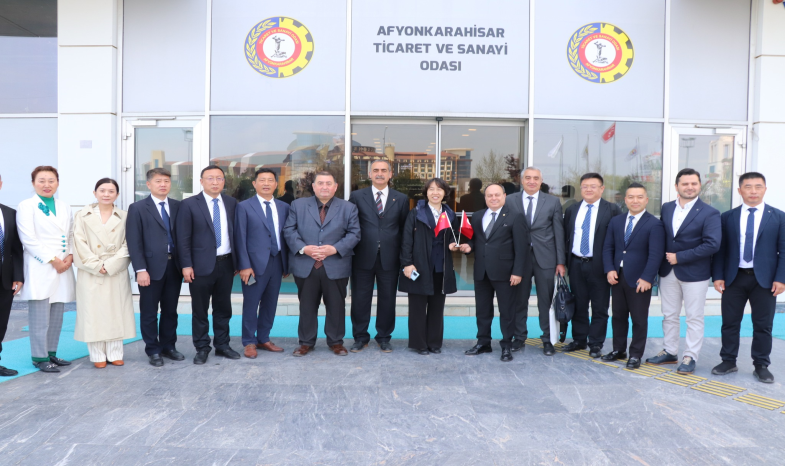Afyonkarahisar Ticaret ve Sanayi Odası ile Çin'in Qingdao şehri işbirliğinde, ATSO'da toplantı düzenlendi. ATSO Yönetim Kurulu Başkanı Hüsnü Serteser ile ATSO Meclis Başkanı Mustafa Ali Çelikten'in ev sahipliğinde düzenlenen toplantıya Qingdao Sanayi ve Ticaret Federasyonu Başkanı Liu Qinglin, Qingdao Sanayi ve Ticaret Federasyonu Ekonomik İrtibat Bürosu Direktörü Dong Bin, Jiaozhou Şehri Sanayi ve Ticaret Federasyonu Sekreteri Ge Banghui, Qingdao'nun Chengyang Bölgesi Sanayi ve Ticaret Federasyonu Sekreteri Wang Chao, ATSO Yönetim Kurulu Başkan Yardımcısı Yücel Albay, ATSO Yönetim Kurulu Üyesi İbrahim Sömer, ATSO Meclis ve Meslek Komiteleri Üyeleri ile Afyonkarahisarlı ve Çinli iş insanları katıldı.<br/>İKİ ÜLKE ARASINDA İŞBİRLİĞİ GELİŞİYOR<br/>Toplantının açış konuşmasını ATSO Yönetim Kurulu Başkanı Hüsnü Serteser gerçekleştirdi. Serteser, 