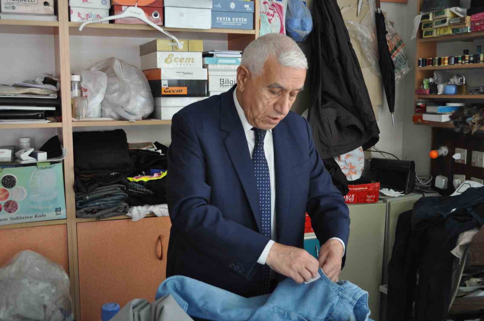 Usta terzinin meslek aşkı: Her gün takım elbise giyiyor