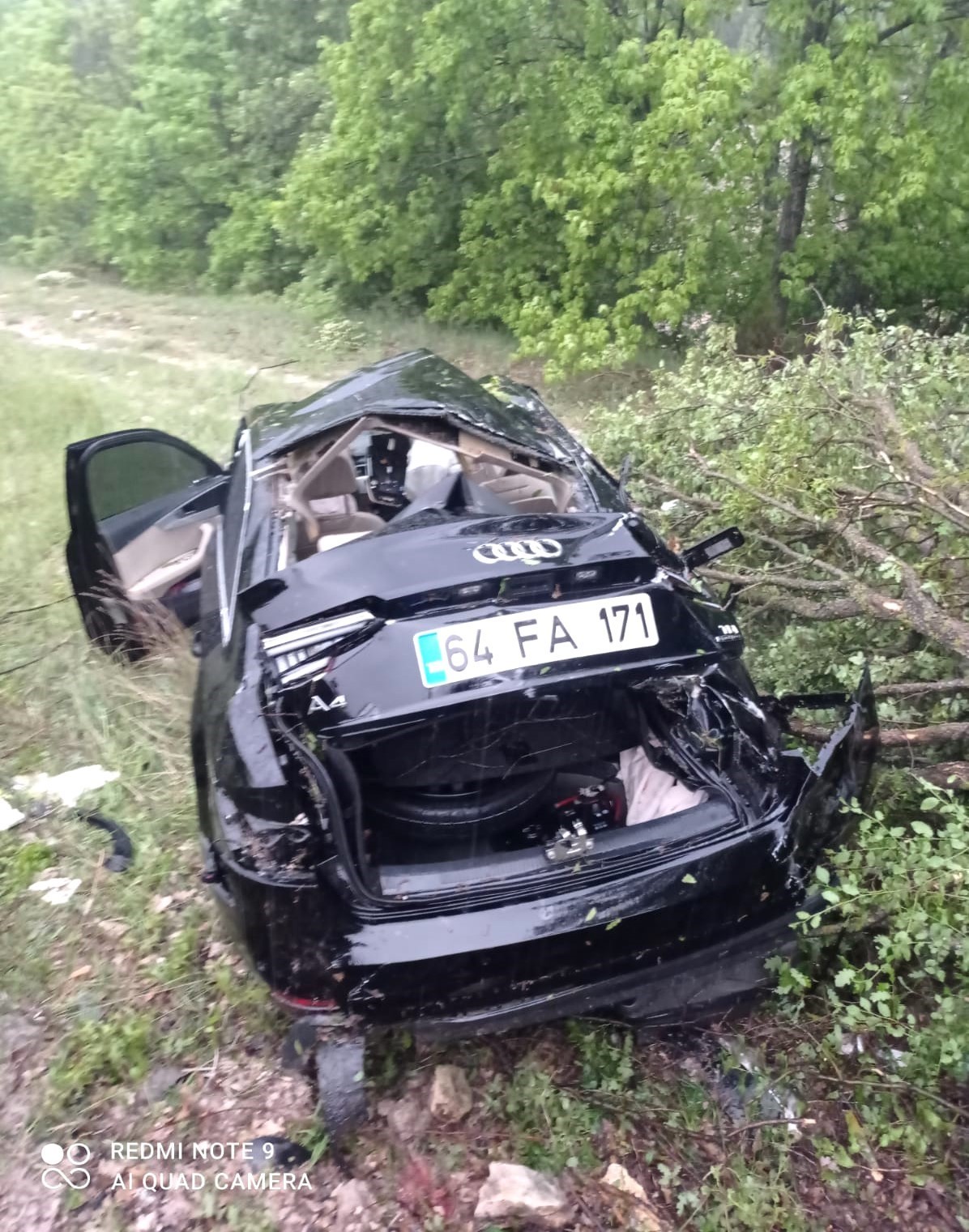 Kütahya'da otomobil şarampole çarptı, 1 kişi öldü, 5 kişi yaralandı.