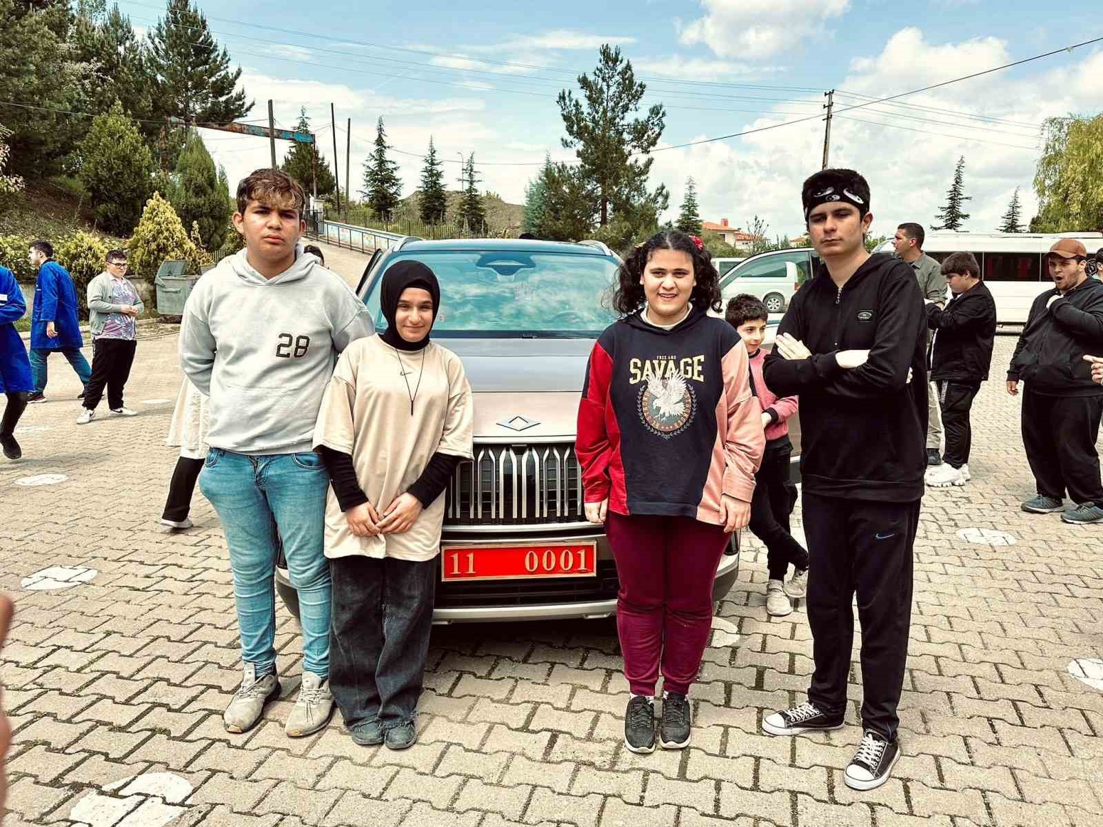 Bilecik Valisi, Özel Gereksinimli Öğrencilerin Taleplerini Yerine Getirdi: Togg'u Okula Getirdi