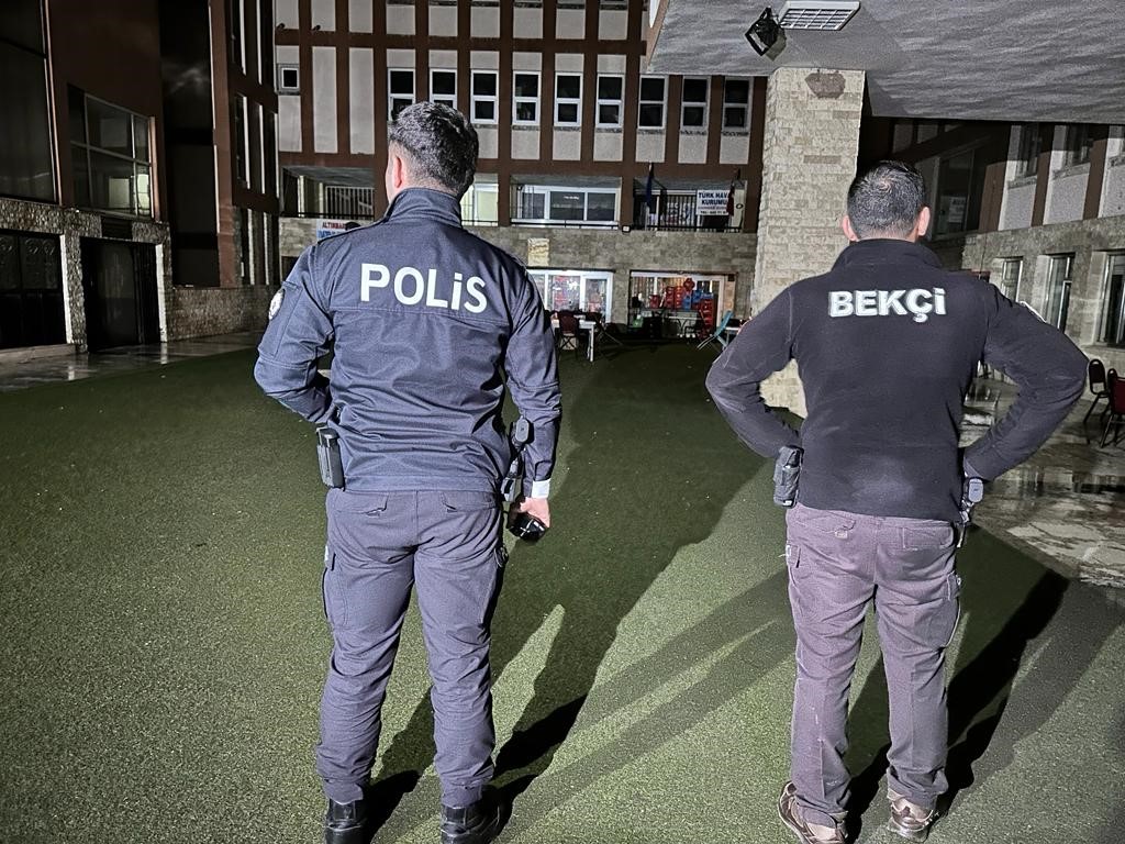 Emirdağ'da Gece Nöbeti: Polis Ekipleri ve Bekçiler Güvenliği Sağlıyor