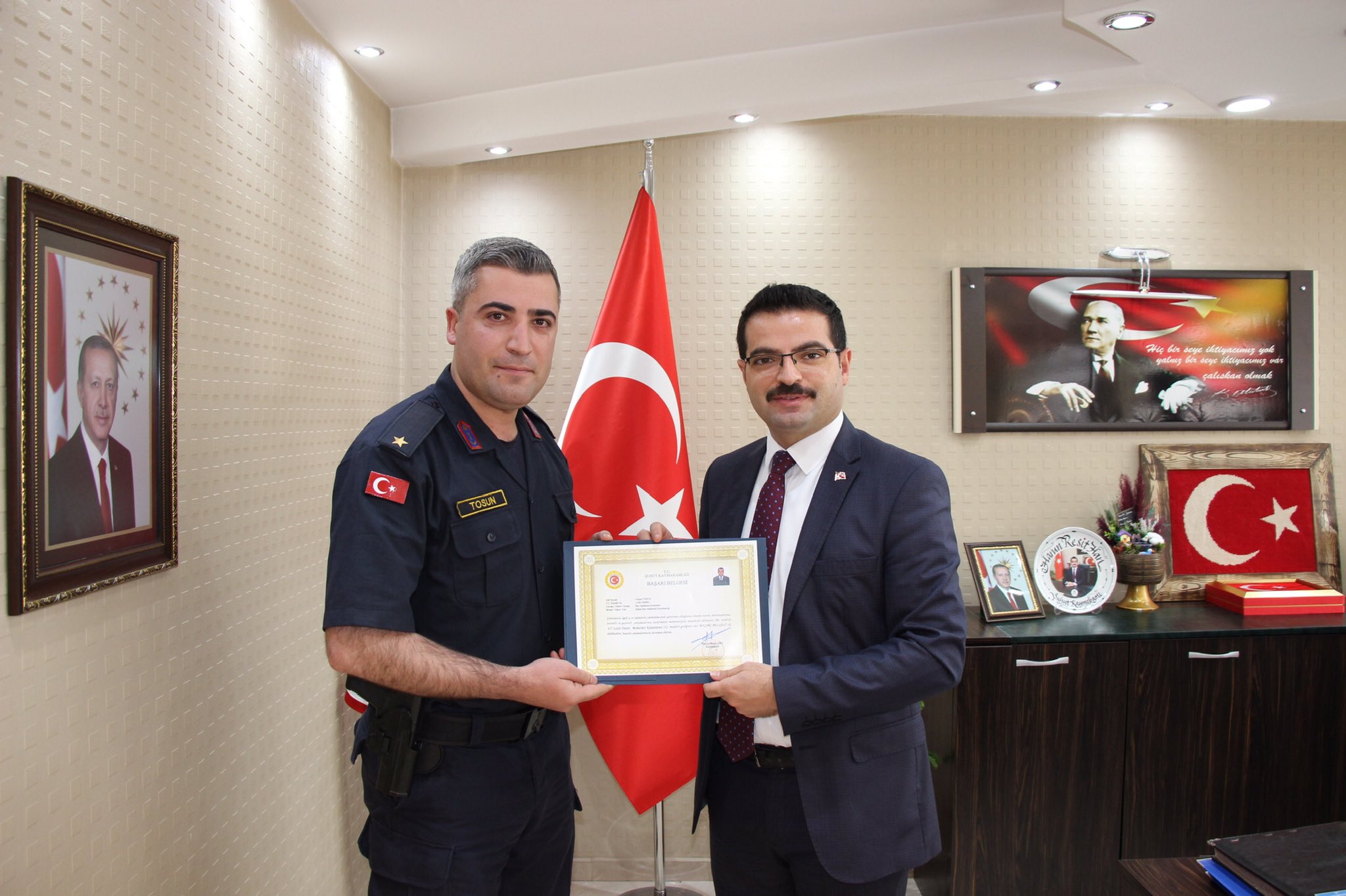 Şuhut'ta Kaymakam Harun Reşit HAN, Emniyet ve Jandarma Personeline Başarı Belgeleri Verdi.