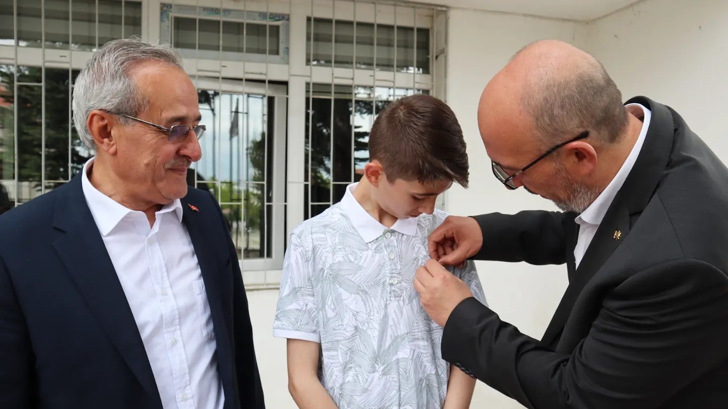 AK Parti Kütahya İl Başkanı, Yasin Emir Uslu'yu ödüllendirdi.