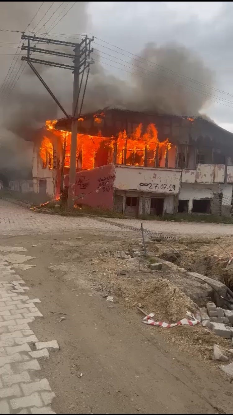 Isparta'da Metruk Bina Yangını Söndürüldü.