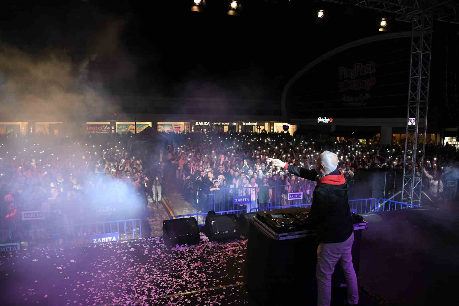 DJ Suat Ateşdağlı ve Sanatçı Ekin Uzunlar Binlerce Kişiyi Coşturdu!