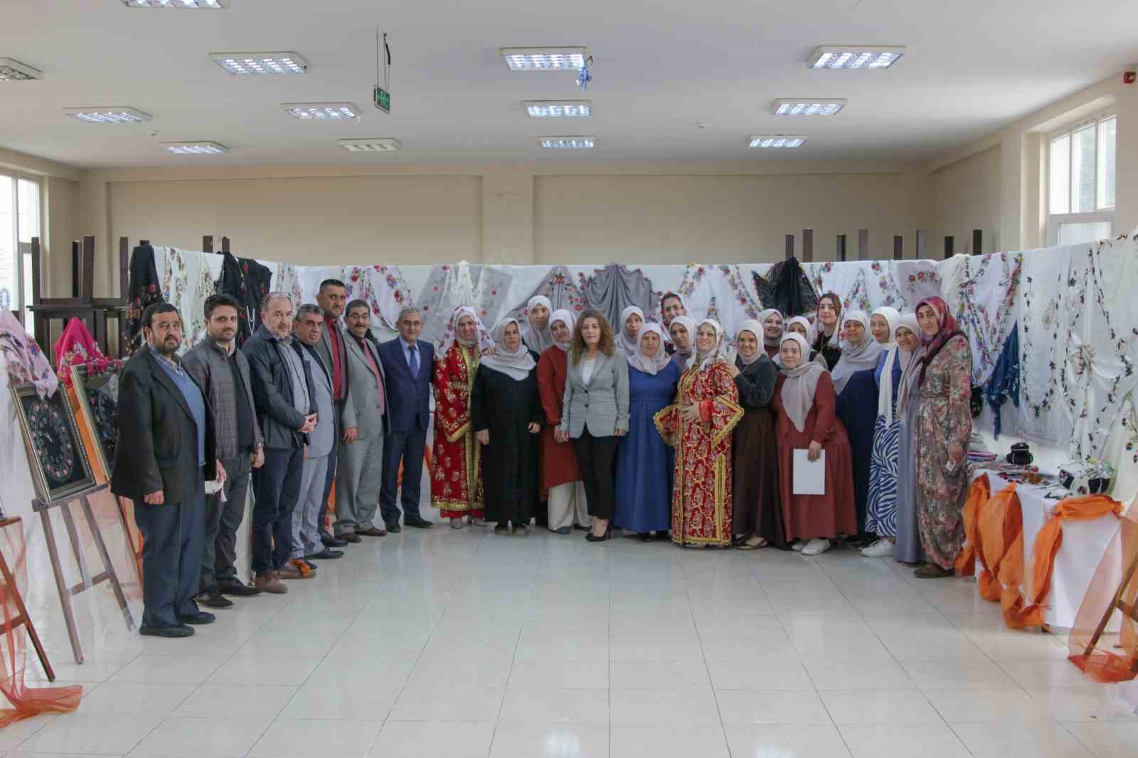 Kütahya'da İğne Oyası kursiyerlerinin sergisi açıldı