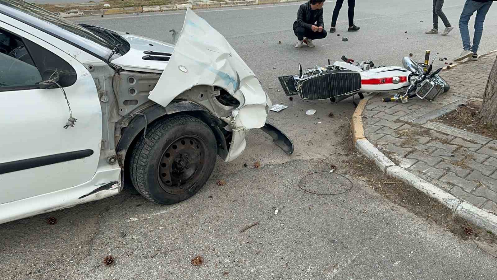 Afyonkarahisar'da Otomobil Motosiklete Çarptı: 2 Genç Yaralandı