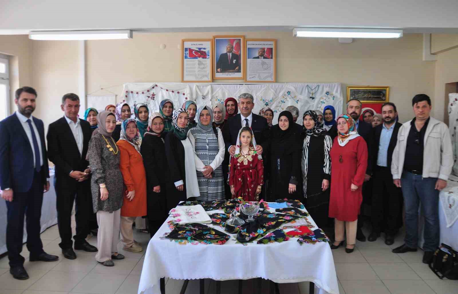 Kütahya'da İğne Oyası Kursiyerlerinin Sergisi Açıldı