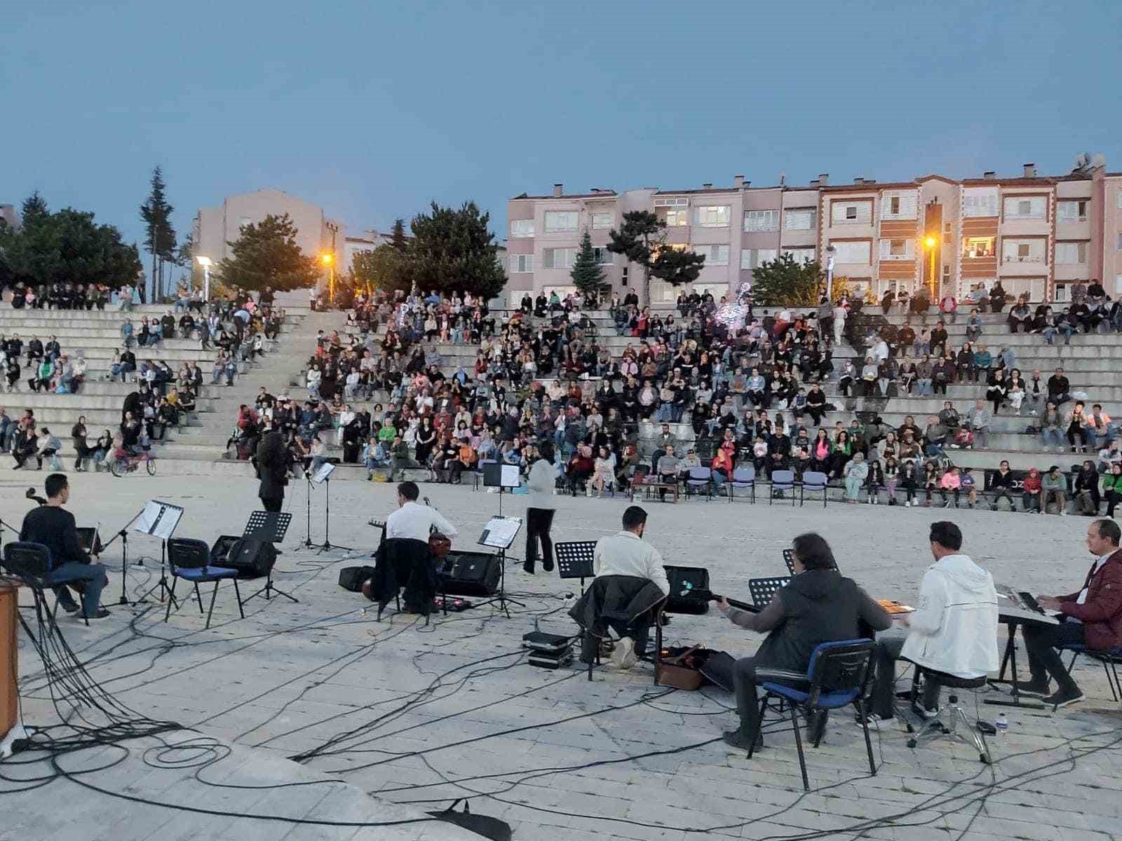 Bozüyük'teki Konserde 30 Parça Seslendirildi.