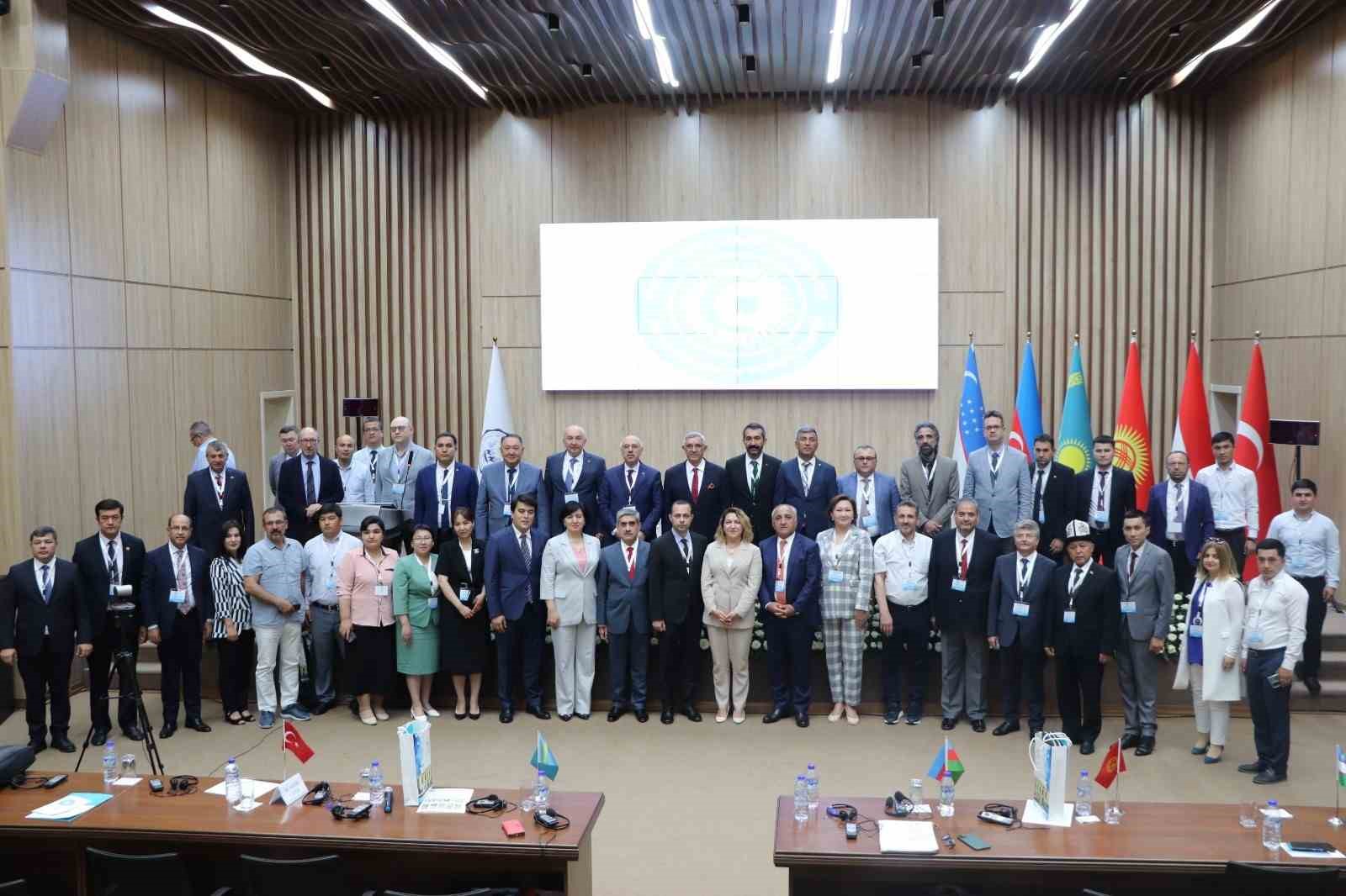 Anadolu Üniversitesi Rektörü Özbekistan'daki TÜRKÜNİB toplantısına katıldı