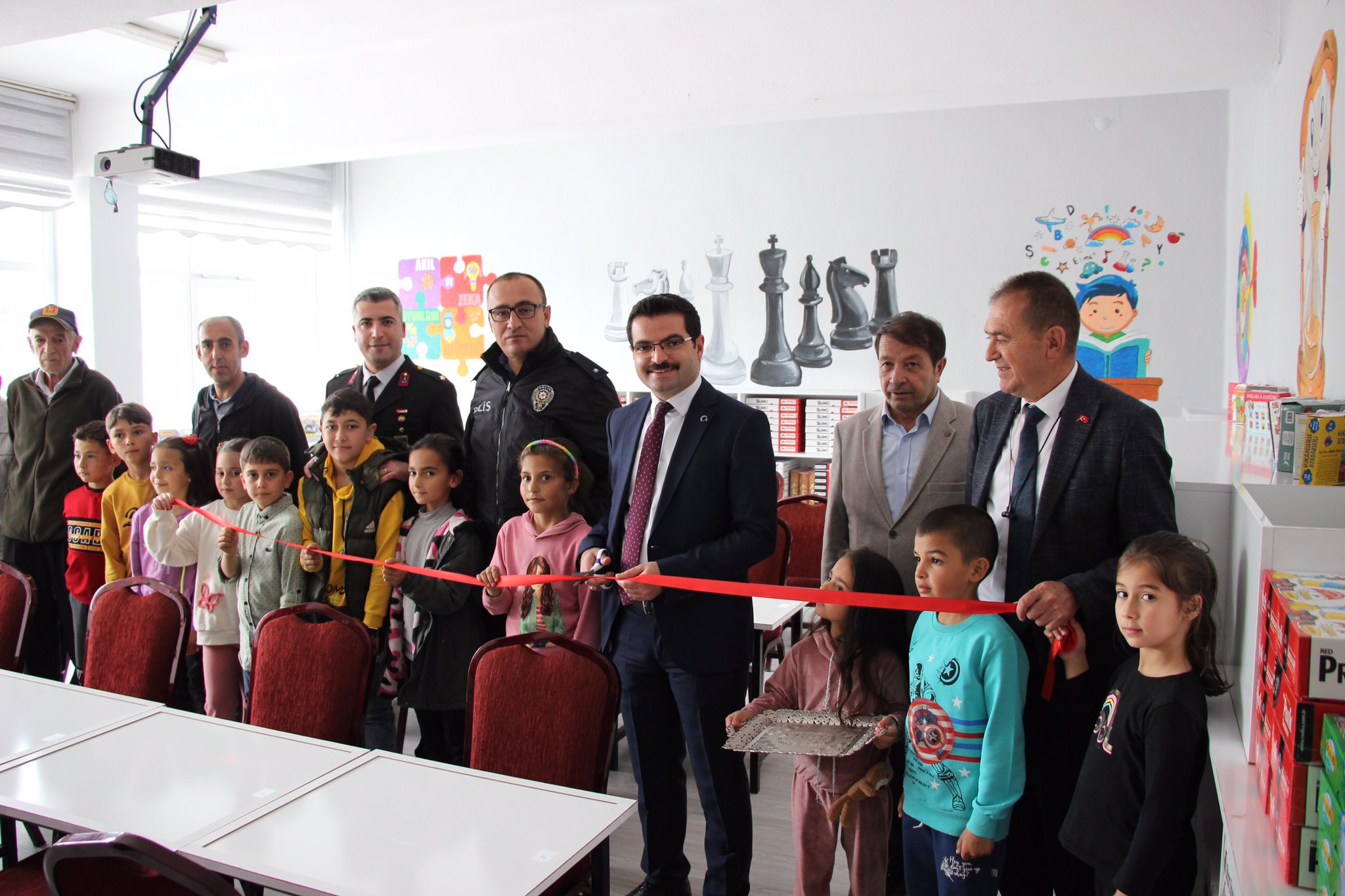 Kaymakam, Başarılı Öğrencilere Hediyeler Verdi.