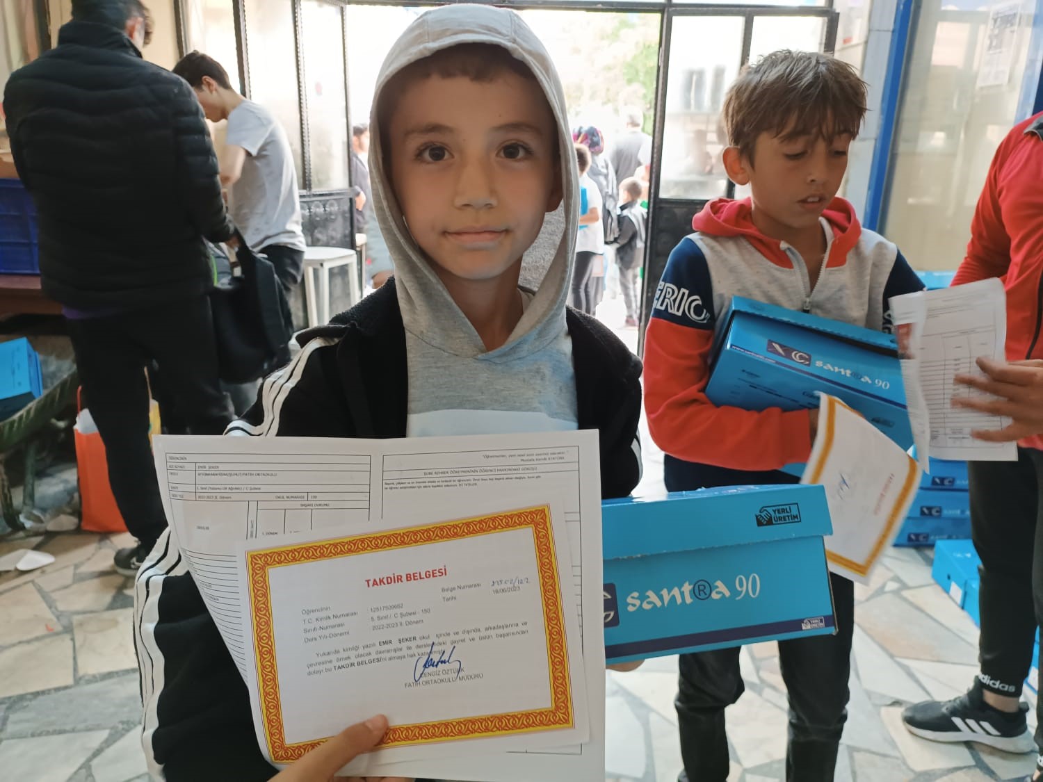 Hayırsever İş Adamı Öğrencilere Ayakkabı Hediye Etti