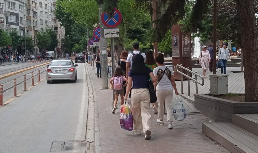 Eskişehir'de Kaldırımda Dikilen İşaretler Yayaları Zorluyor