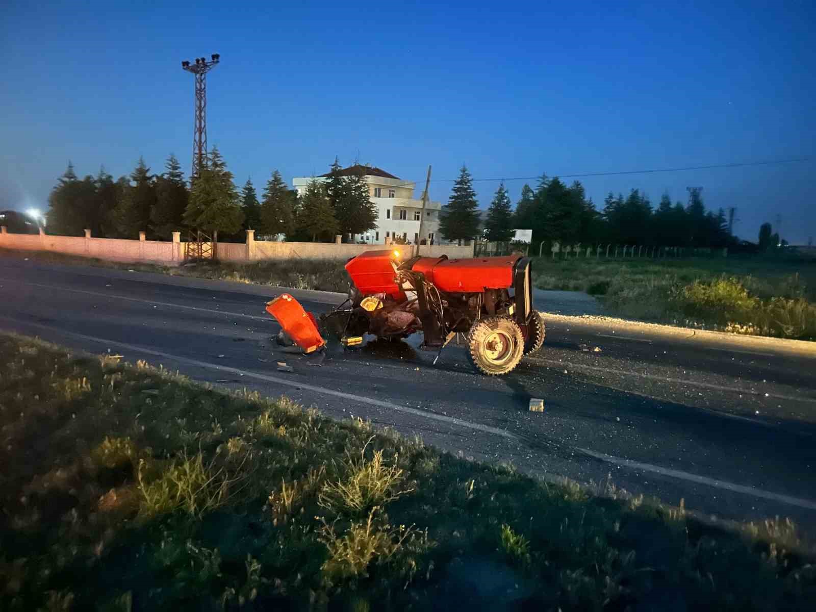 Afyonkarahisar'da otomobilin çarptığı traktör parçalandı, 2 kişi yaralandı.