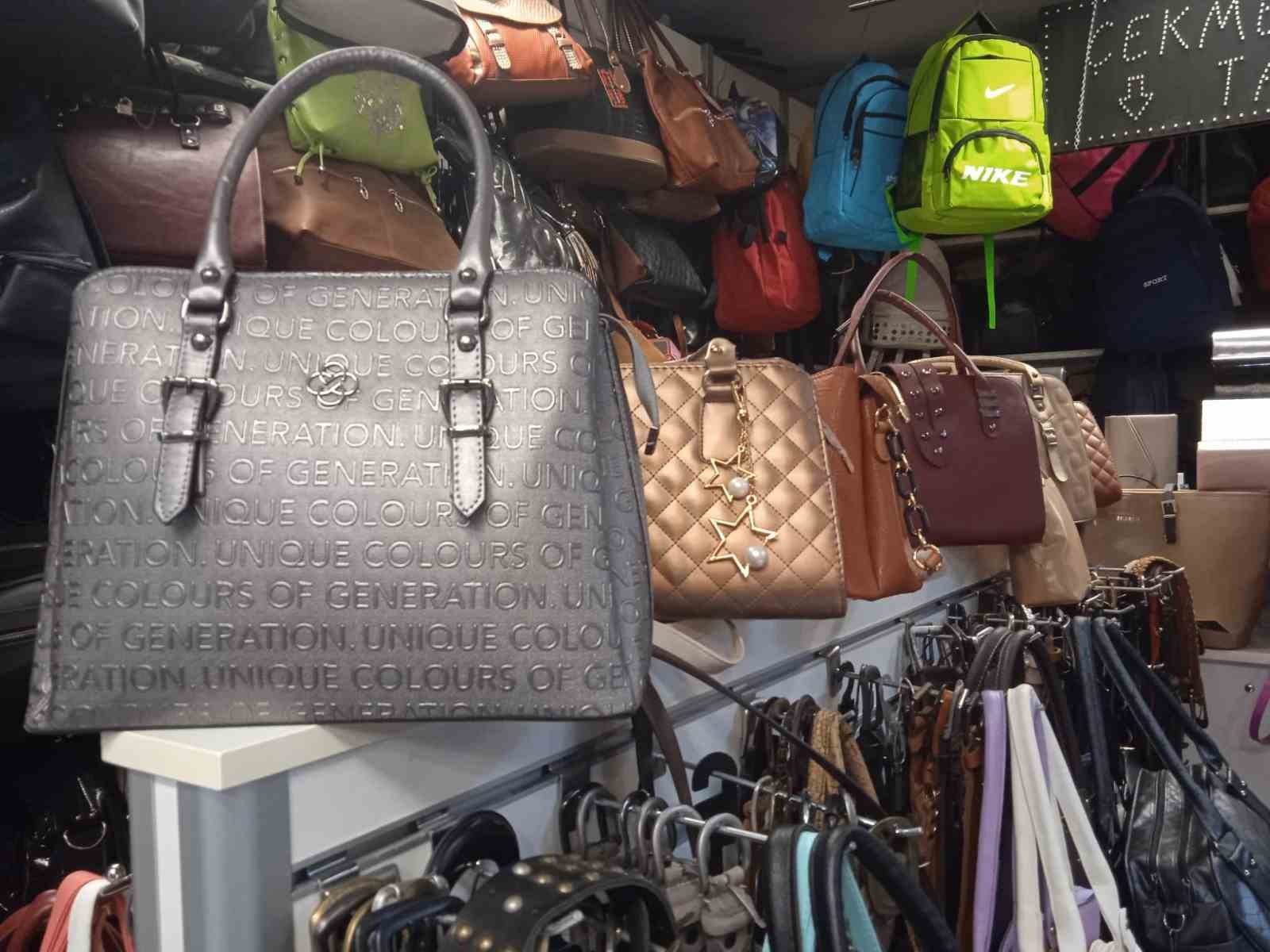 Bayram için tatil hazırlığı yapan vatandaşlar arızalı valizlerini tamir ettiriyor.