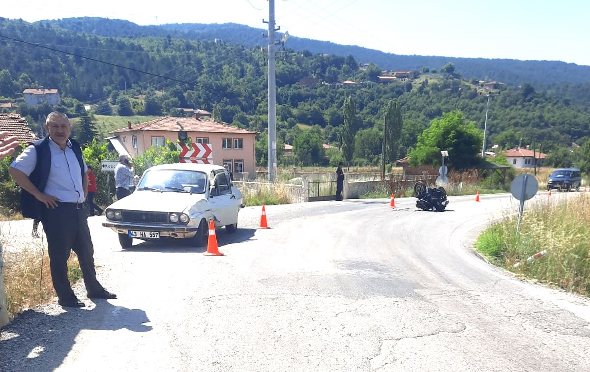 Domaniç'te Otomobil ve Motosiklet Çarpıştı: 2 Yaralı