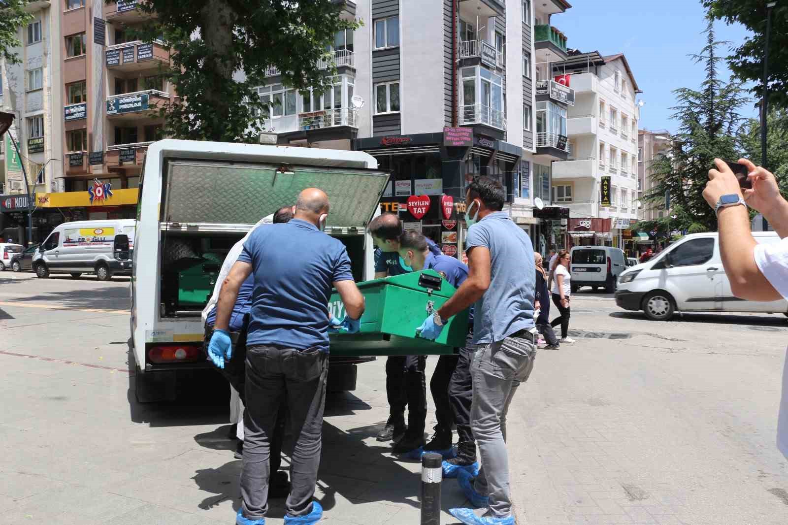 Isparta'da apart dairesinde yalnız yaşayan adam ölü bulundu.
