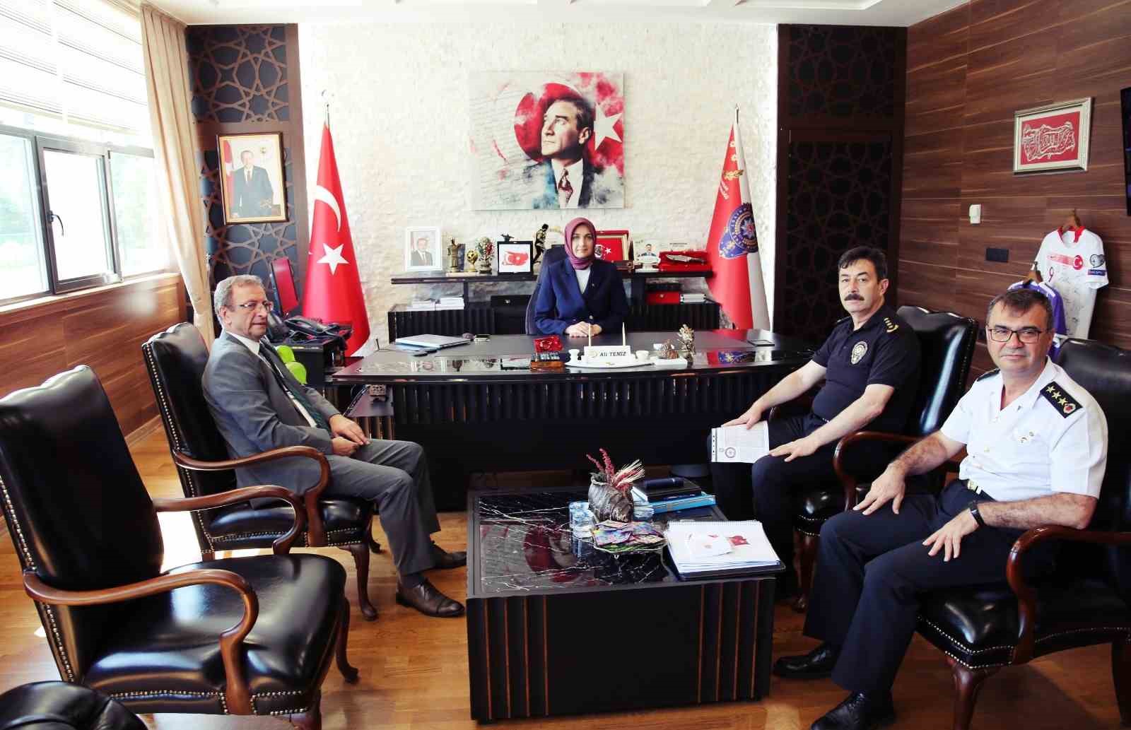 Afyonkarahisar'da Vali, Emniyet Müdürü ve Jandarma Komutanı toplantıda bir araya geldi.