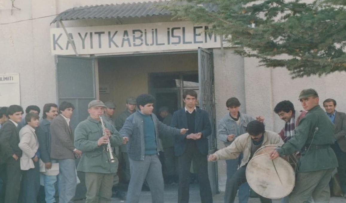1986 yılında Bilecik'te Acemi Askerlerin Karşılama Sırası