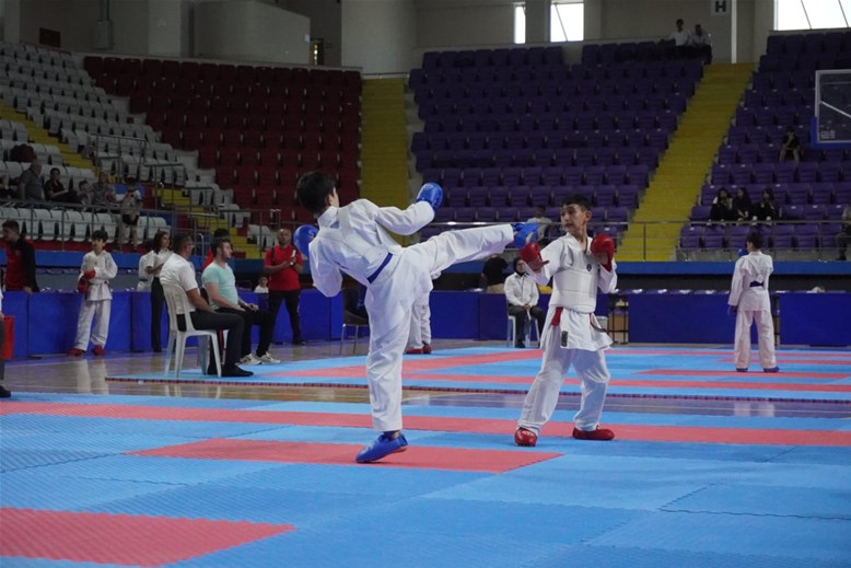 Afyonkarahisar'da 300 sporcuyla gerçekleşen Yıldızlar Karate Yarı Final Müsabakaları tamamlandı.