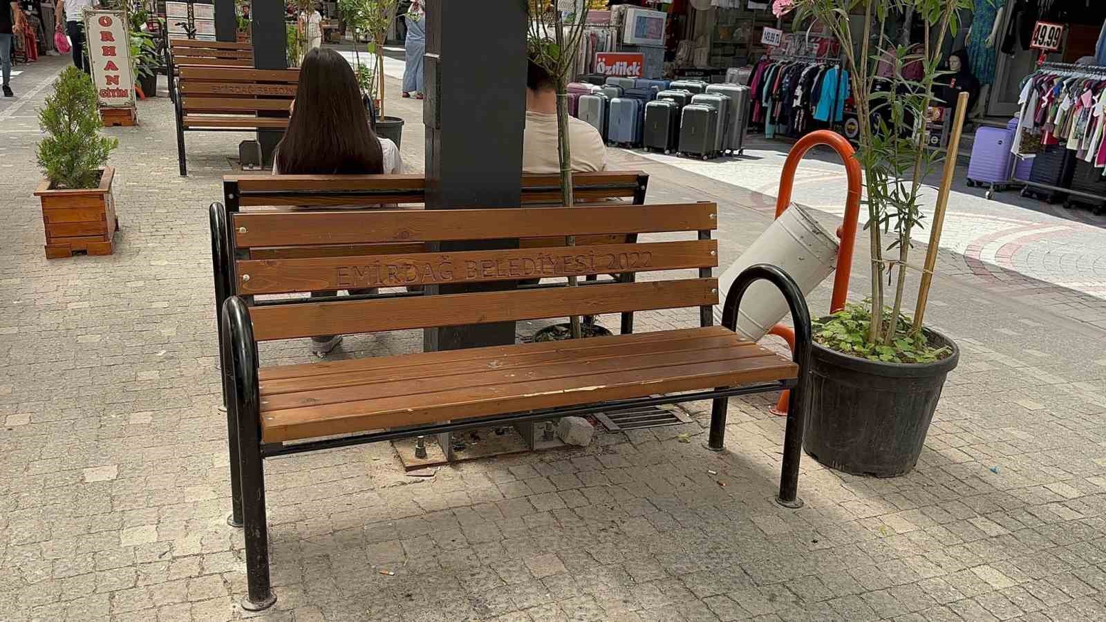 Afyonkarahisar'da bankta oturan şahıs hayatını kaybetti