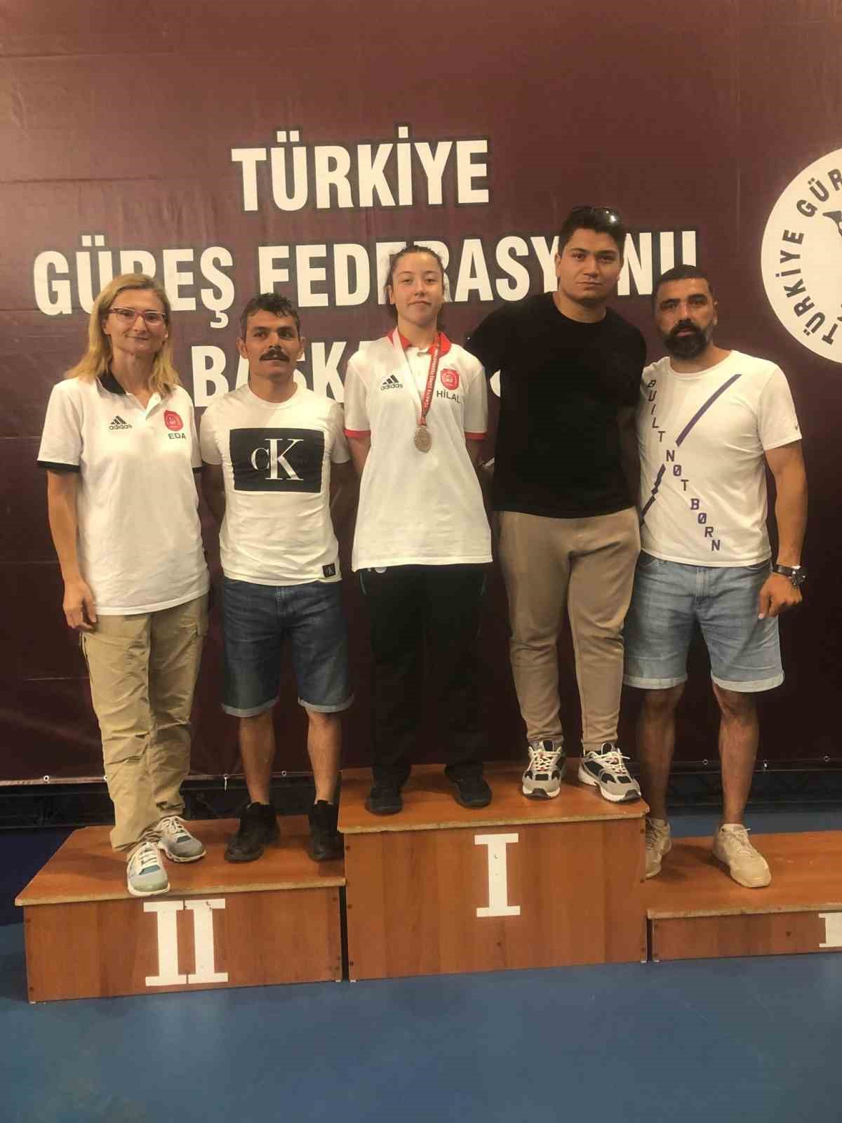 Eskişehirli sporcu Hilal Demir, Türkiye Güreş Şampiyonası'nda 2'nci oldu