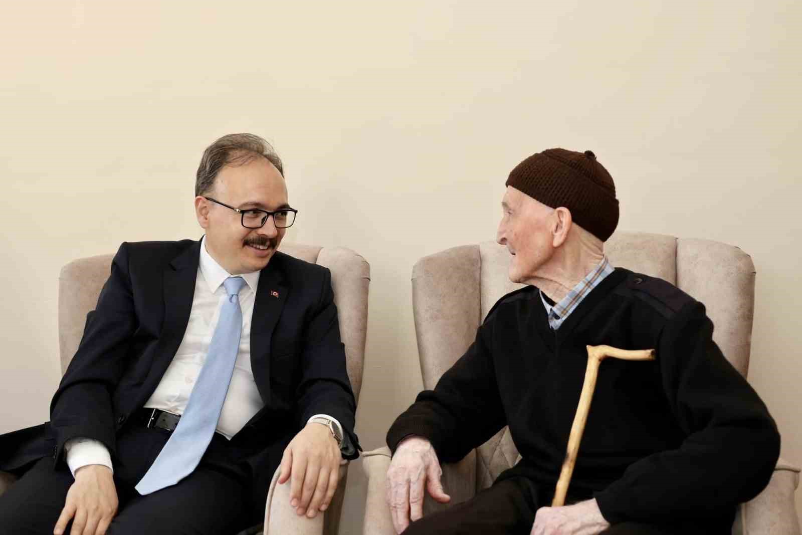 Bilecik Valisi, şehit Hasan Bayır'ın ailesini ziyaret etti.