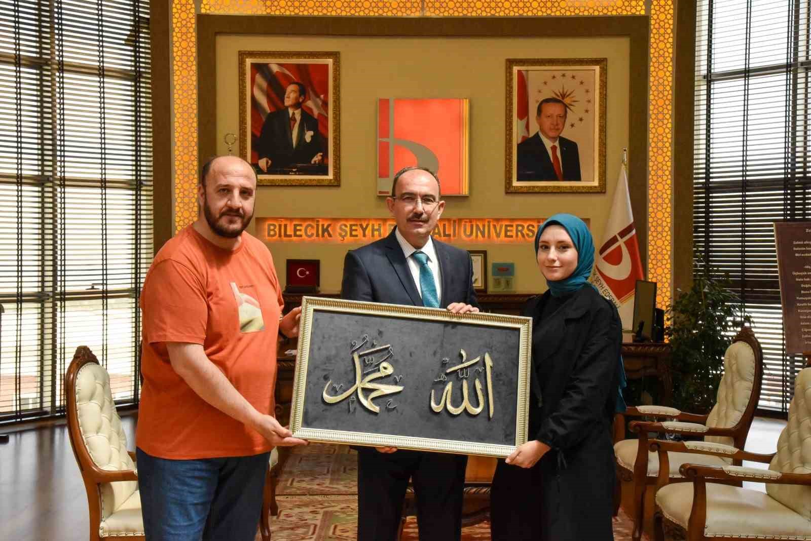 Bilecik Şeyh Edebali Üniversitesi öğrencisi, filografi çalışmasını Rektöre hediye etti