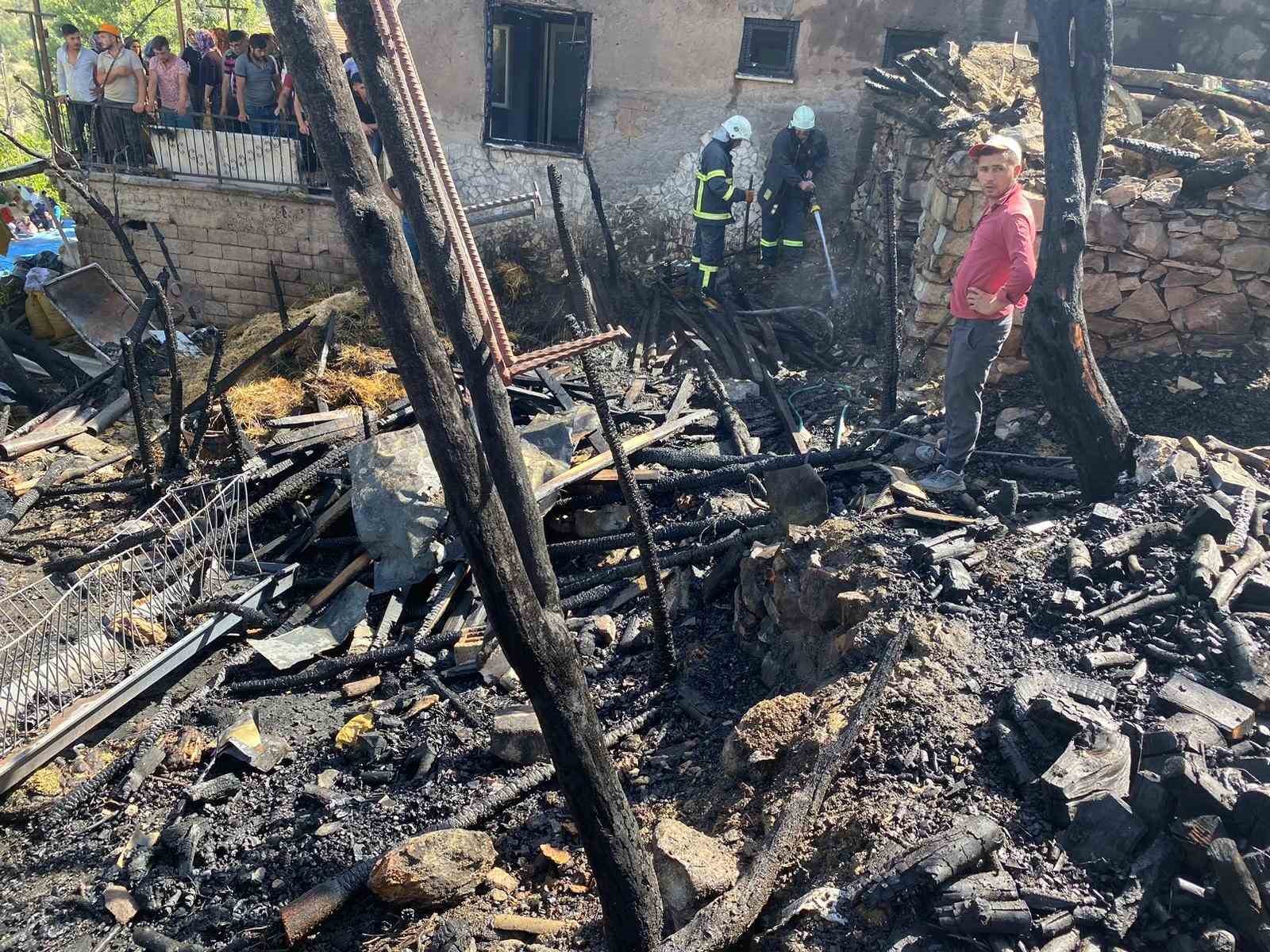 Isparta'da çıkan ev yangınında 9 keçi telef oldu, bir ev kullanılamaz hale geldi.