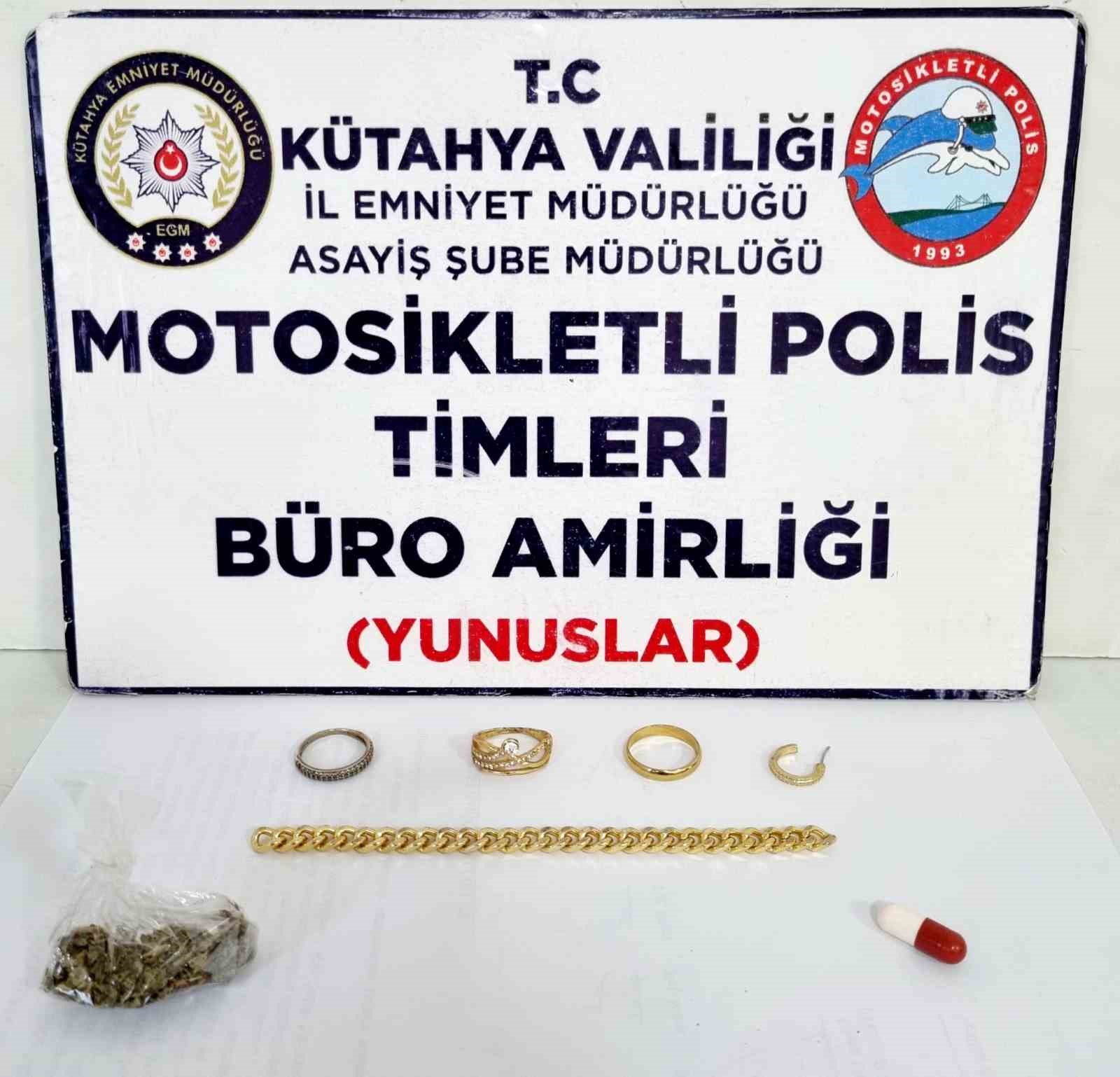 Kütahya'da Motosikletli Polis Timlerince çalıntı ziynet ve uyuşturucu ele geçirildi
