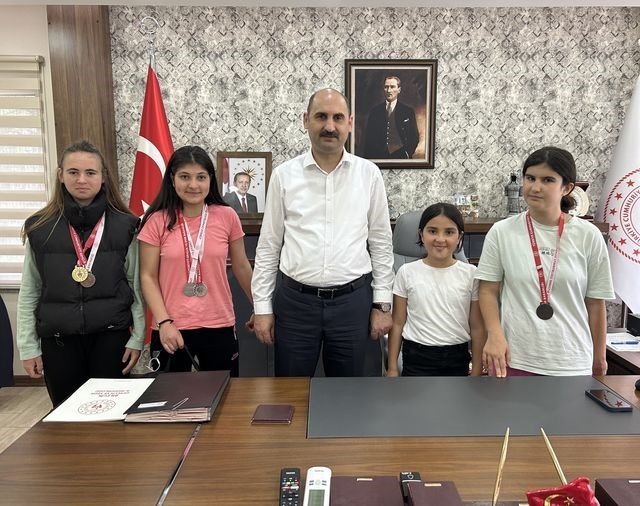 Gençlik ve Spor İl Müdürü başarılı sporcuları ağırladı.