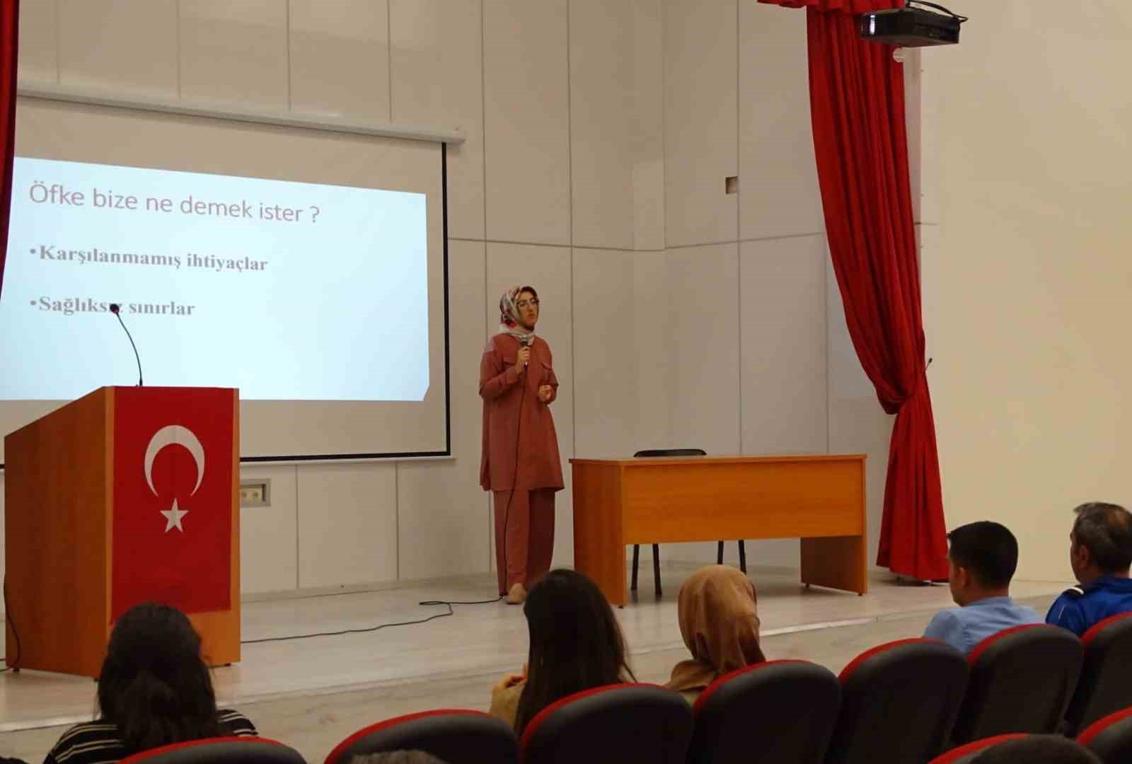 Afyonkarahisar'da cezaevi personellerine ve hükümlülere öfke kontrolü eğitimi verildi.