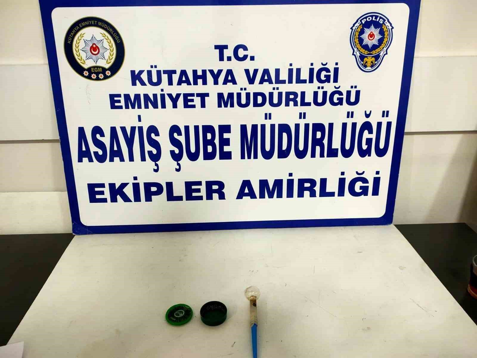 Kütahya'da aranan şahsın üzerinde uyuşturucu bulundu