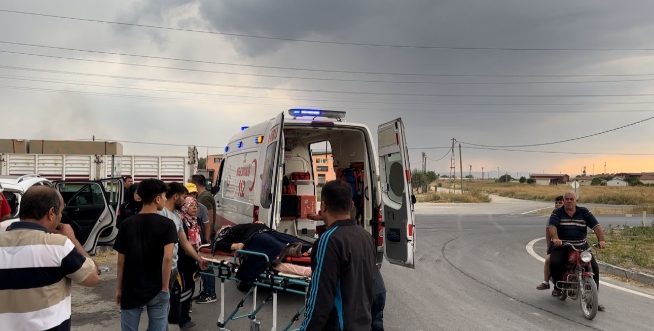 Afyonkarahisar'da kavşakta tır ile çarpışan otomobil, 4 yaralı.