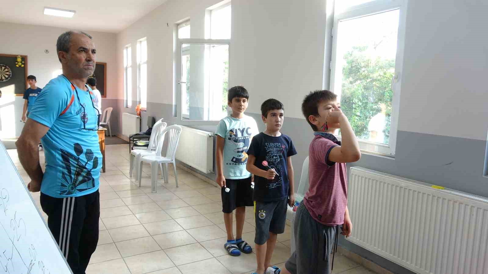 Isparta'da Muhtar Gençlere Dart Eğitimi Veriyor