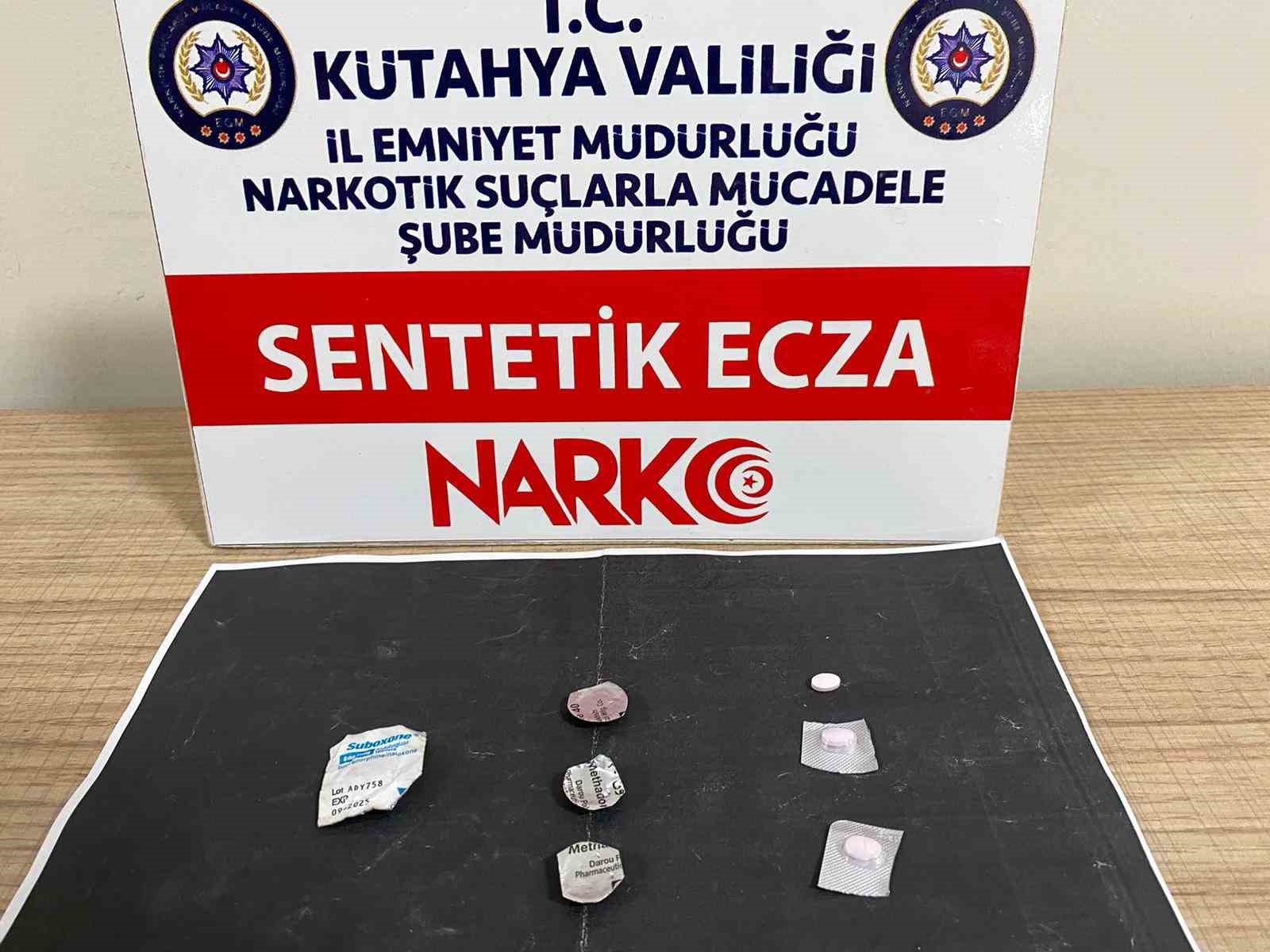 Kütahya'da Arabada Yapılan Aramada 7 Adet Sentetik Hap Ele Geçirildi