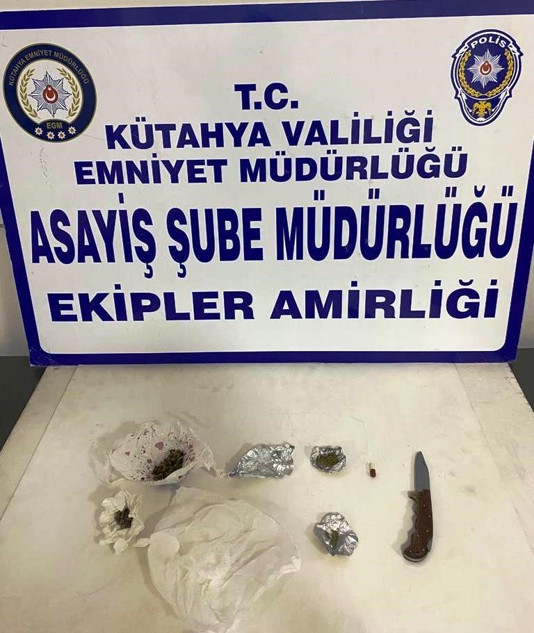Kütahya'da uyuşturucu operasyonu: 10.67 gram metamfetamin ve 7.58 gram bonzai ele geçirildi.