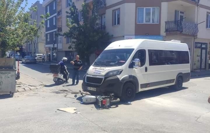 Eskişehir'de motosiklet servis aracının altında kaldı