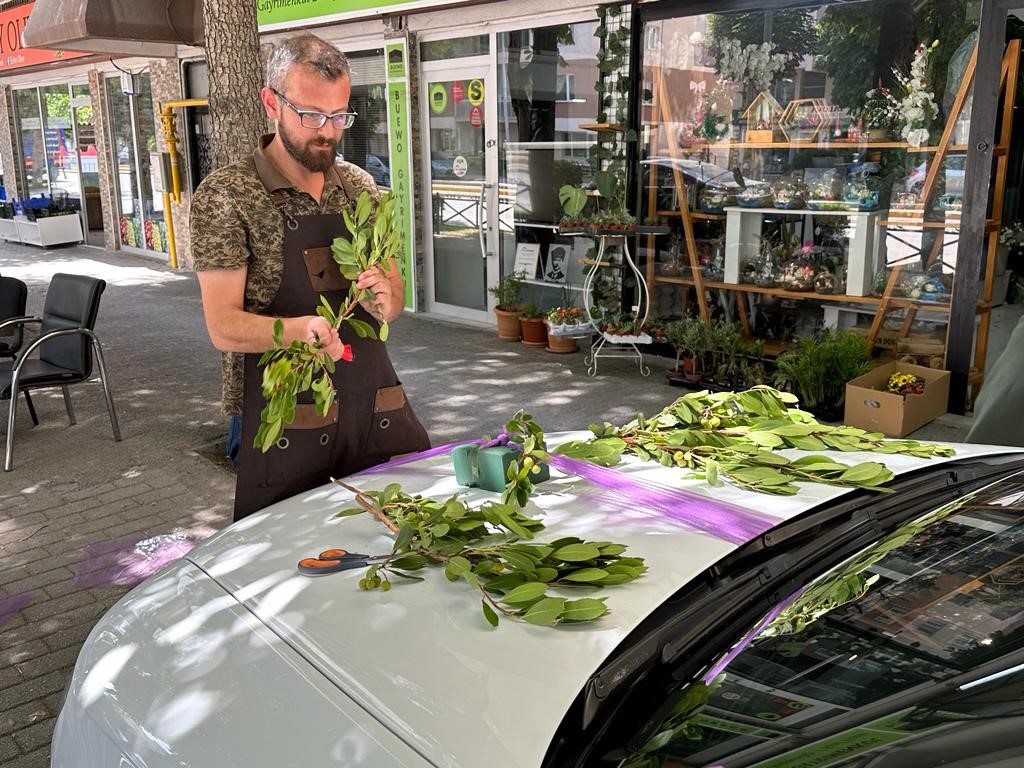 Çiçekçiler, düğün sezonunda taleplerle rahatladı.
