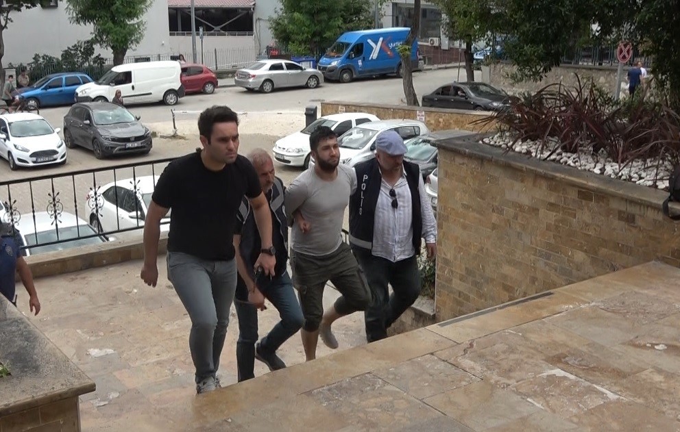 Bilecik'te çıkan kavgada bıçaklayan saldırgan adliyeye sevk edildi.