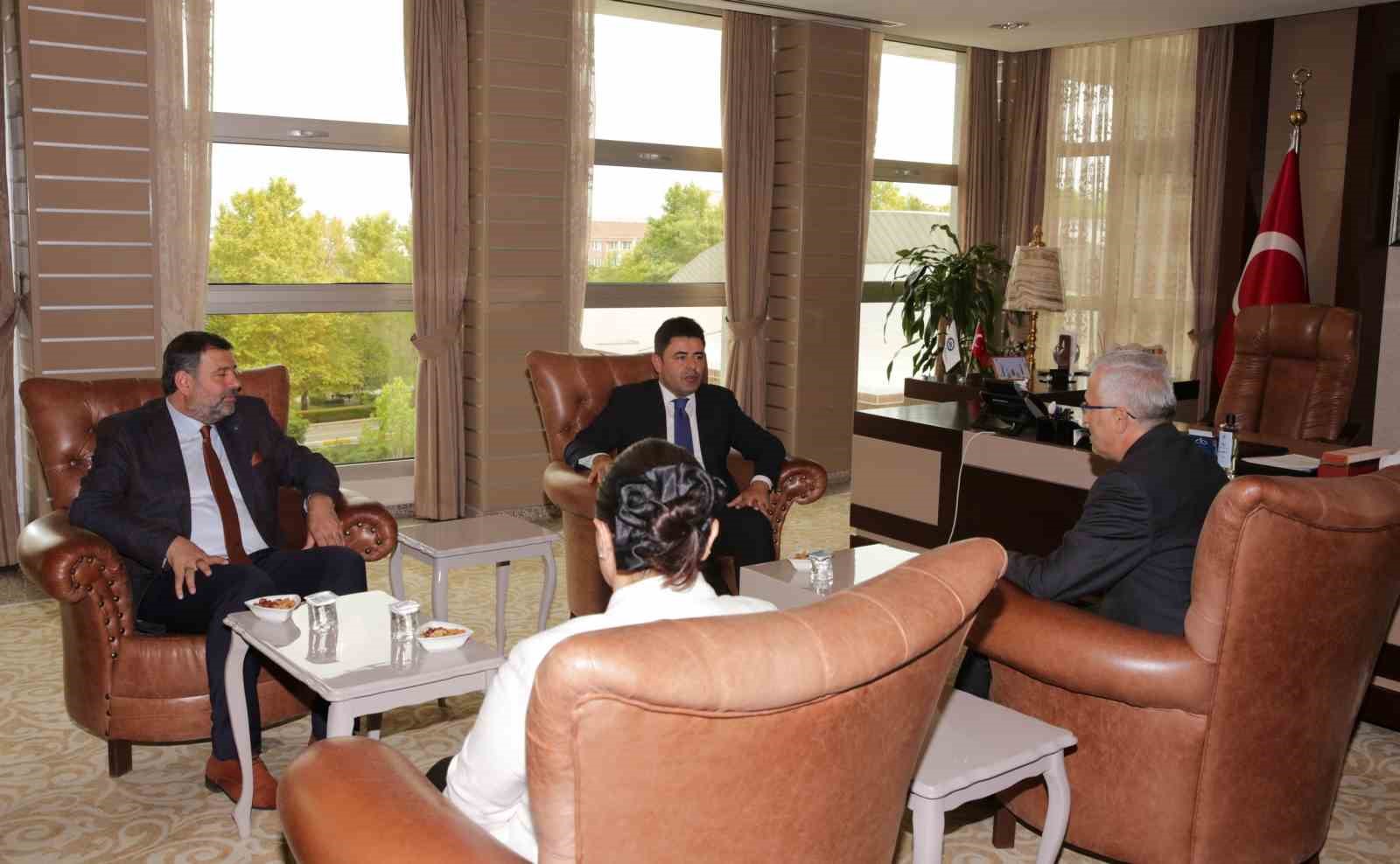 Ulaştırma ve Altyapı Bakan Yardımcısı Eskişehir'de ESOGÜ'yü ziyaret etti