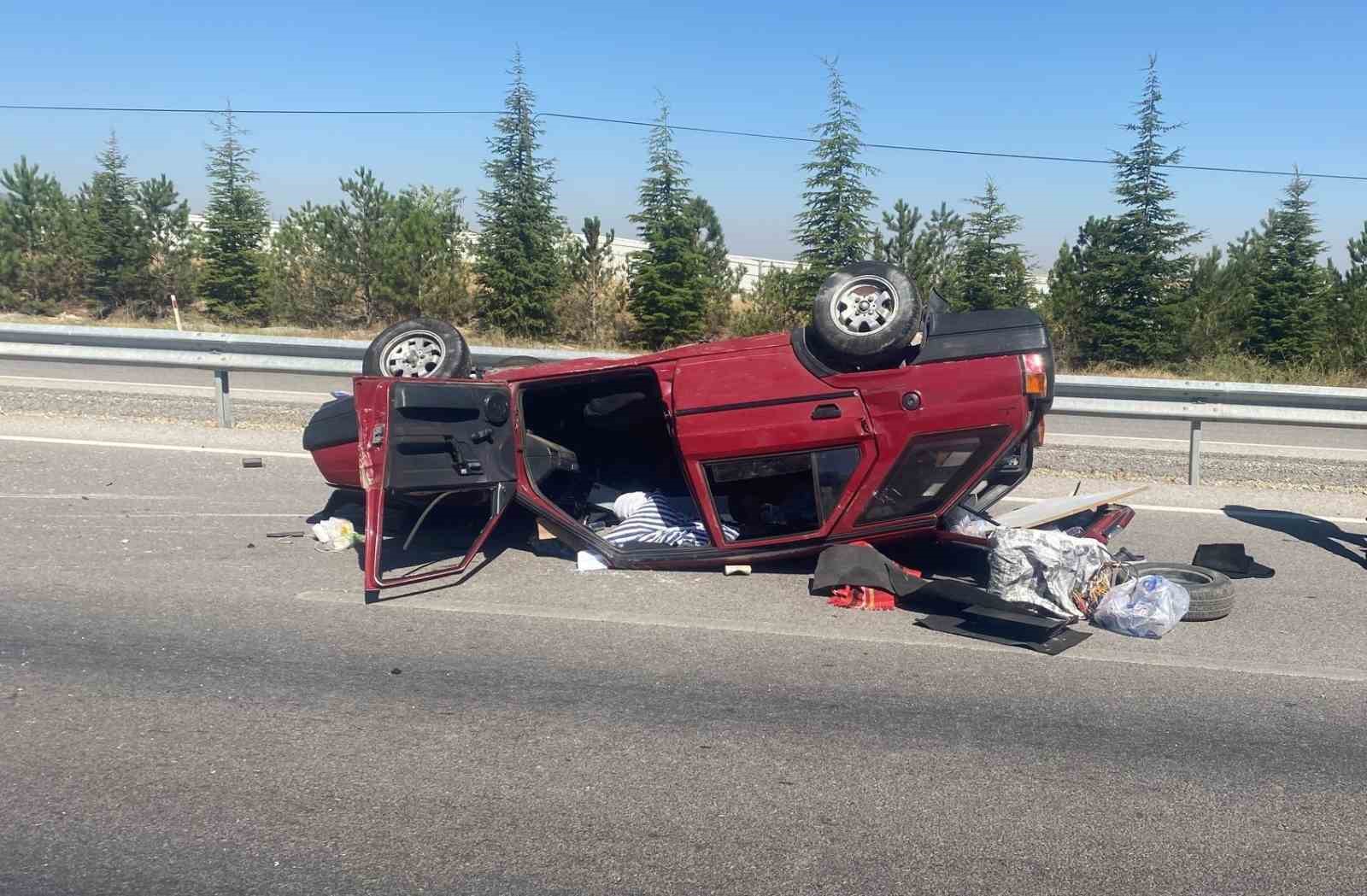 Afyonkarahisar'da Otomobil Kontrolden Çıkarak Bariyerlere Çarptı: 3 Yaralı