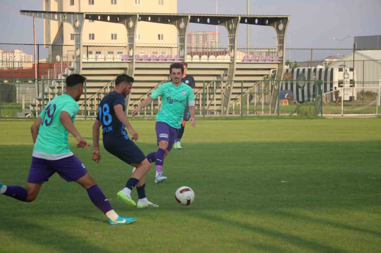 Afyonspor, Kuşadasıspor'u 2-1 mağlup etti.