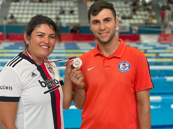 Afyonkarahisar Gençlik ve Spor İl Müdürlüğü personeli Kübra Saltık, Türkiye Görme Engelliler Yüzme Şampiyonası'nda büyük bir başarıya imza attı, 6 madalya kazandı.