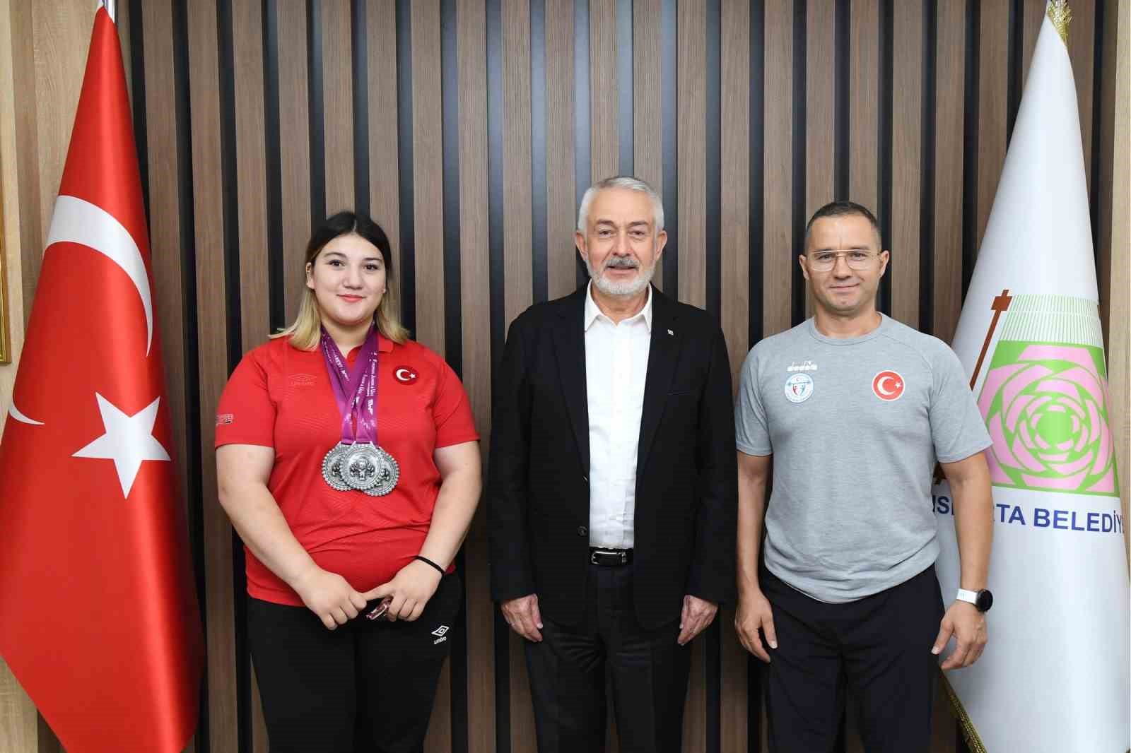Isparta Belediyesi Spor Kulübü Halter Takımı'nın madalya avcısı Fatmagül Çevik, Romanya'da 3 gümüş madalya kazandı.