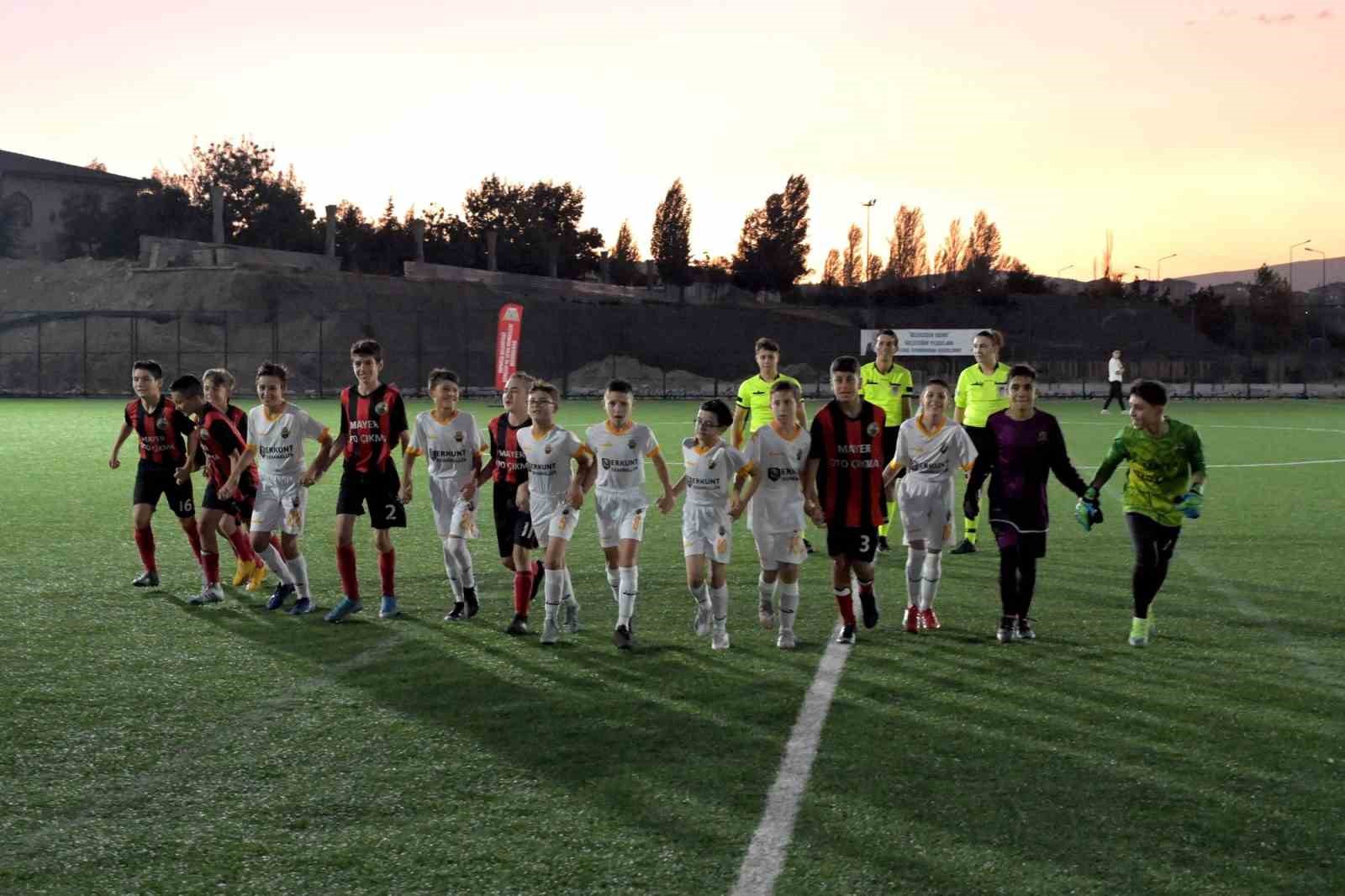 Isparta Belediyesi U12 futbol turnuvası şampiyonu Zirve Spor oldu.