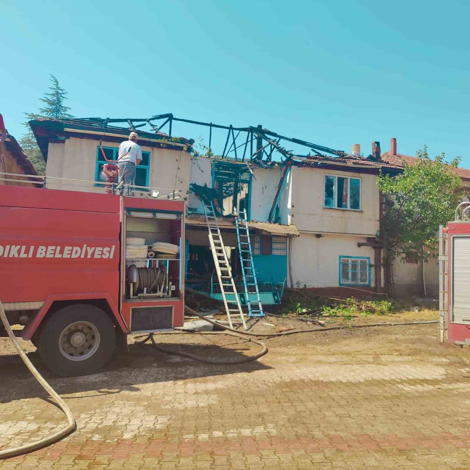 Sandıklı'da kerpiç ev çatısında çıkan yangın: Ev kullanılamaz