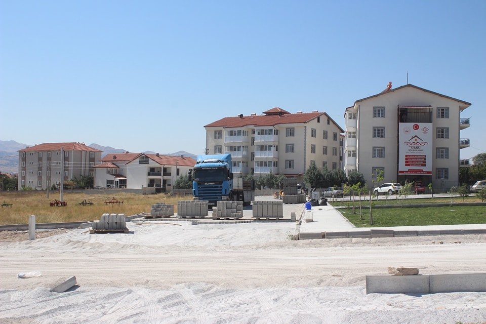 Emirdağ Belediyesi kilit parke taşı çalışmalarını sürdürüyor.